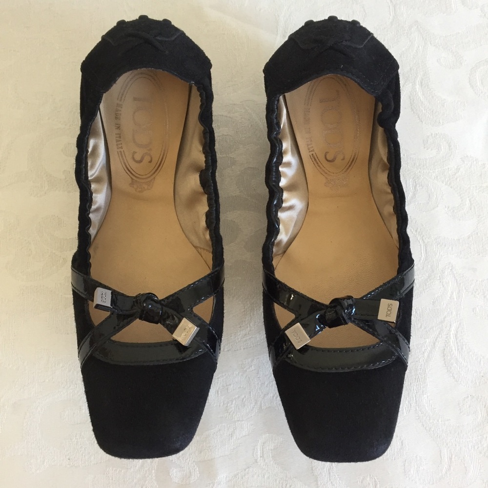 Tod’s black suede bow flats